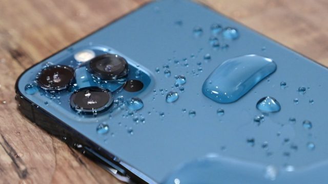 С сайта iPhoneIslam.com: крупный план мокрого iPhone с каплями воды.