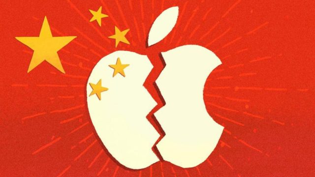 iPhoneMuslim.com से, चीनी सितारों और विज़न प्रो के साथ कटे हुए सेब के प्रतीक का चित्रण, शायद चीन के साथ एप्पल के जटिल संबंधों का प्रतिनिधित्व करता है।