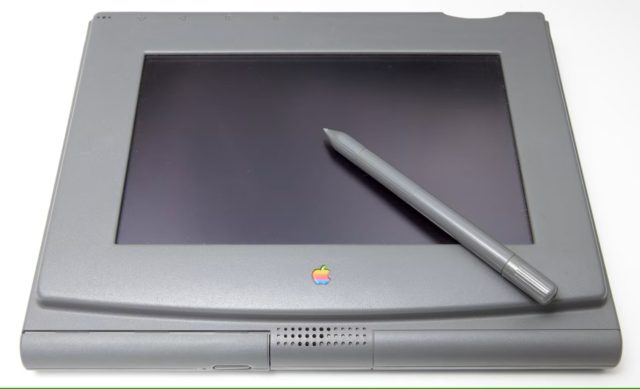 De iPhoneIslam.com, tablet gráfico Vintage Apple com caneta, da Apple Projects.
