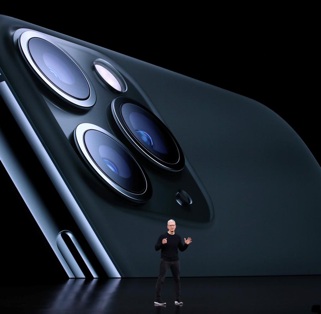 من iPhoneIslam.com، يقدم أحد المسؤولين التنفيذيين على خشبة المسرح صورة كبيرة لنظام كاميرا الهاتف الذكي في الخلفية، باسم خدمة دفع الرسوم المتحركة للمساهمي