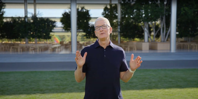 З iPhoneIslam.com Генеральний директор Apple Тім Кук стоїть перед газоном.