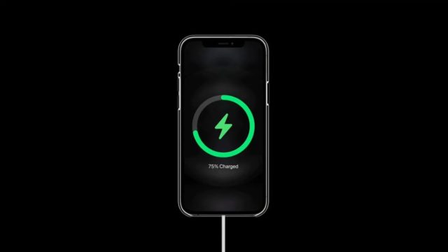 Von iPhoneIslam.com zeigt ein Smartphone, das an ein Ugreen-Ladegerät angeschlossen ist, ein Akkusymbol mit „72 % geladen“ auf dem Bildschirm an.