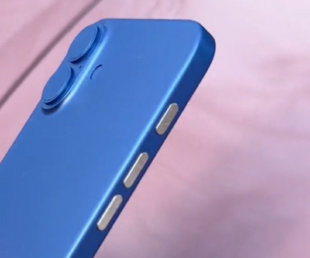 iPhoneIslam.com より、ピンクの背景にデュアルカメラを備えた青いスマートフォン、3 月。