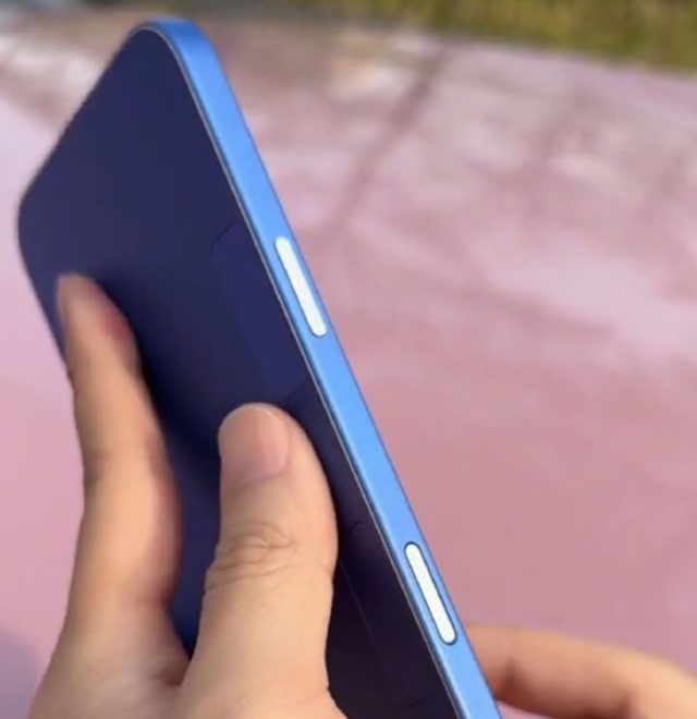 iPhoneIslam.com에서, 설명: 측면 버튼이 보이는 파란색 스마트폰, 형제님