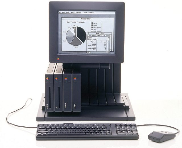 از iPhoneIslam.com، یک رایانه قدیمی با درایوهای فلاپی خارجی و یک صفحه نمایش تک رنگ اپل که یک نمودار را نمایش می دهد.