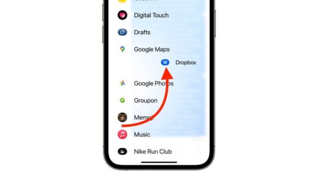 من iPhoneIslam.com، هاتف محمول به سهم أحمر يشير إلى القائمة، ويسلط الضوء على تحديث iOS 17.