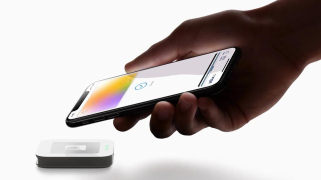 De iPhoneIslam.com, imagen de una mano sosteniendo un iPhone con un dispositivo de pago