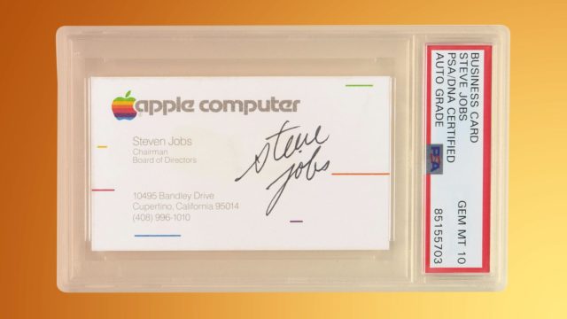 من iPhoneIslam.com، بطاقة عمل كمبيوتر Apple لستيفن جوبز، تم تصنيفها وتغليفها بواسطة PSA في مارس.