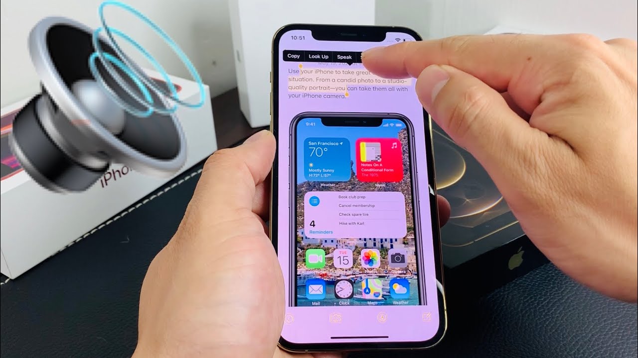 من iPhoneIslam.com، يستخدم الشخص أداة تكبير على الآي-فون لتكبير النص على الصورة