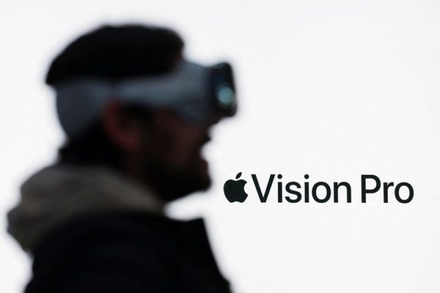 iPhoneIslam.com에서 'Vision Pro in China'라는 문구가 적힌 가상 현실 헤드셋을 착용한 남성.