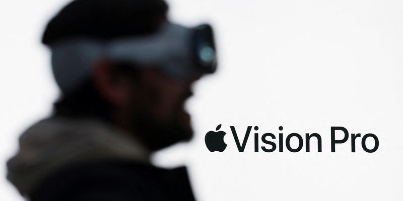 Von iPhoneIslam.com: Ein Mann trägt ein Virtual-Reality-Headset mit eingeblendetem Text „Vision Pro in China“.
