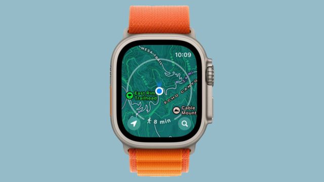 من iPhoneIslam.com، ساعة ذكية مع الهامش البرتقالي تعرض خريطة مع مسار المشي لمسافات طويلة وتفاصيل التنقل.