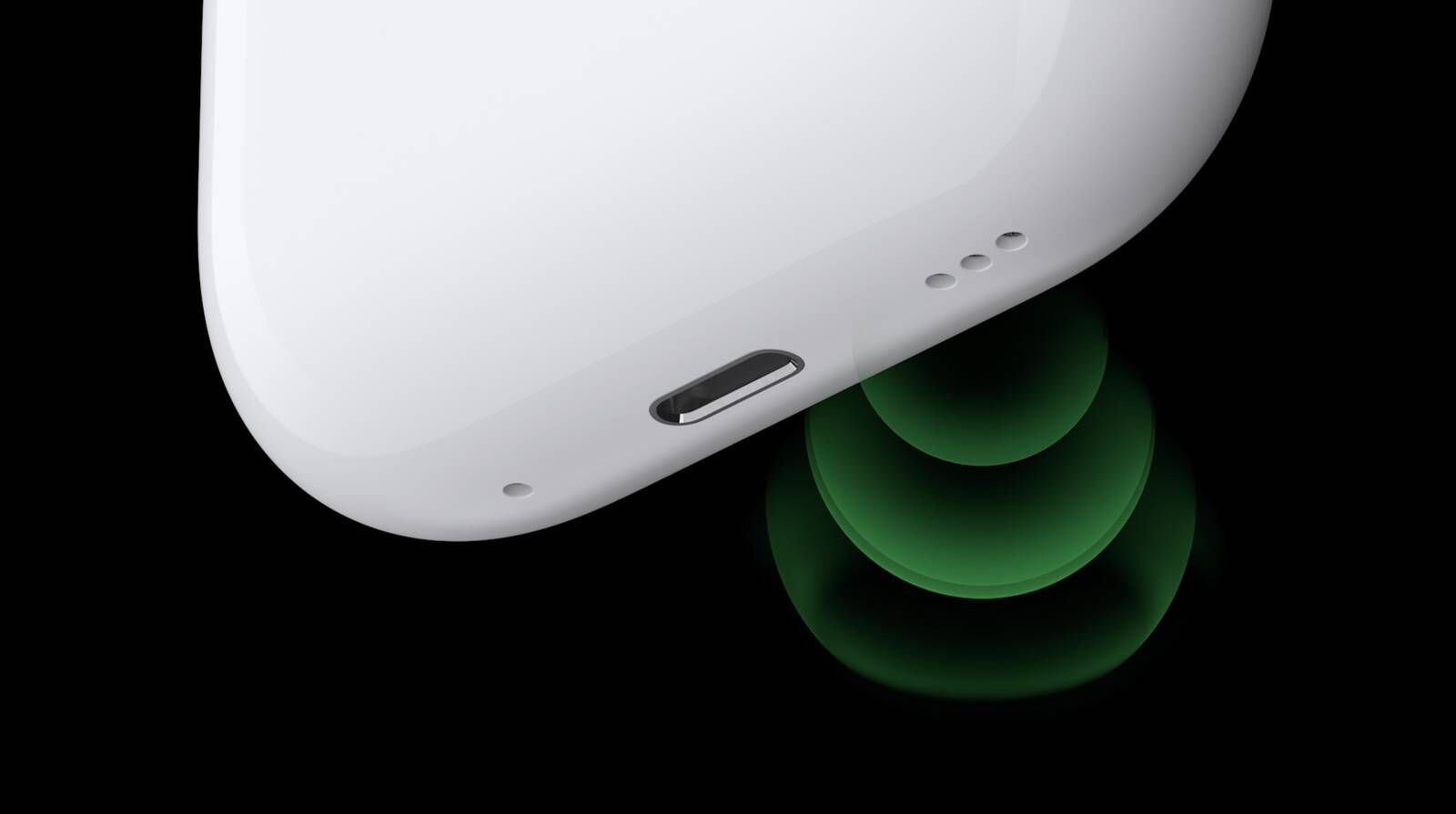 Dari iPhoneIslam.com, casing pengisi daya nirkabel AirPods 4 dengan latar belakang hitam dengan pantulan cahaya hijau di bawahnya.