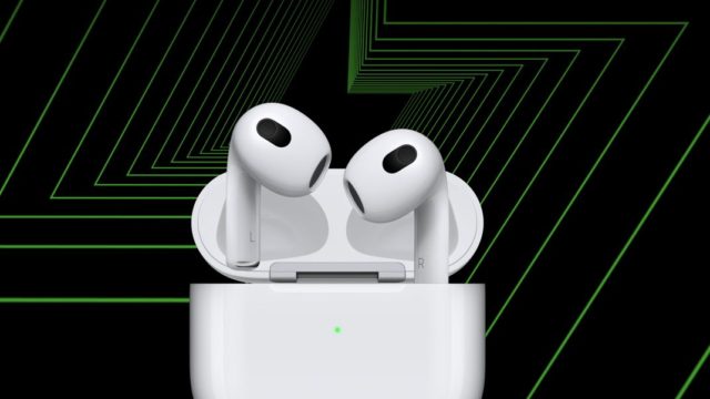 来自 iPhoneIslam.com 的 AirPods 4，位于绿色和黑色几何背景上的开放式充电盒中。