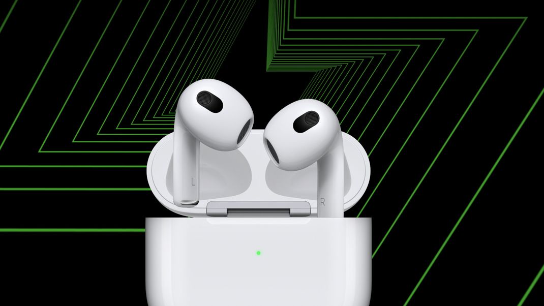 iPhoneIslam.com より、緑と黒の幾何学的な背景に開いた充電ケースに入った AirPods 4。