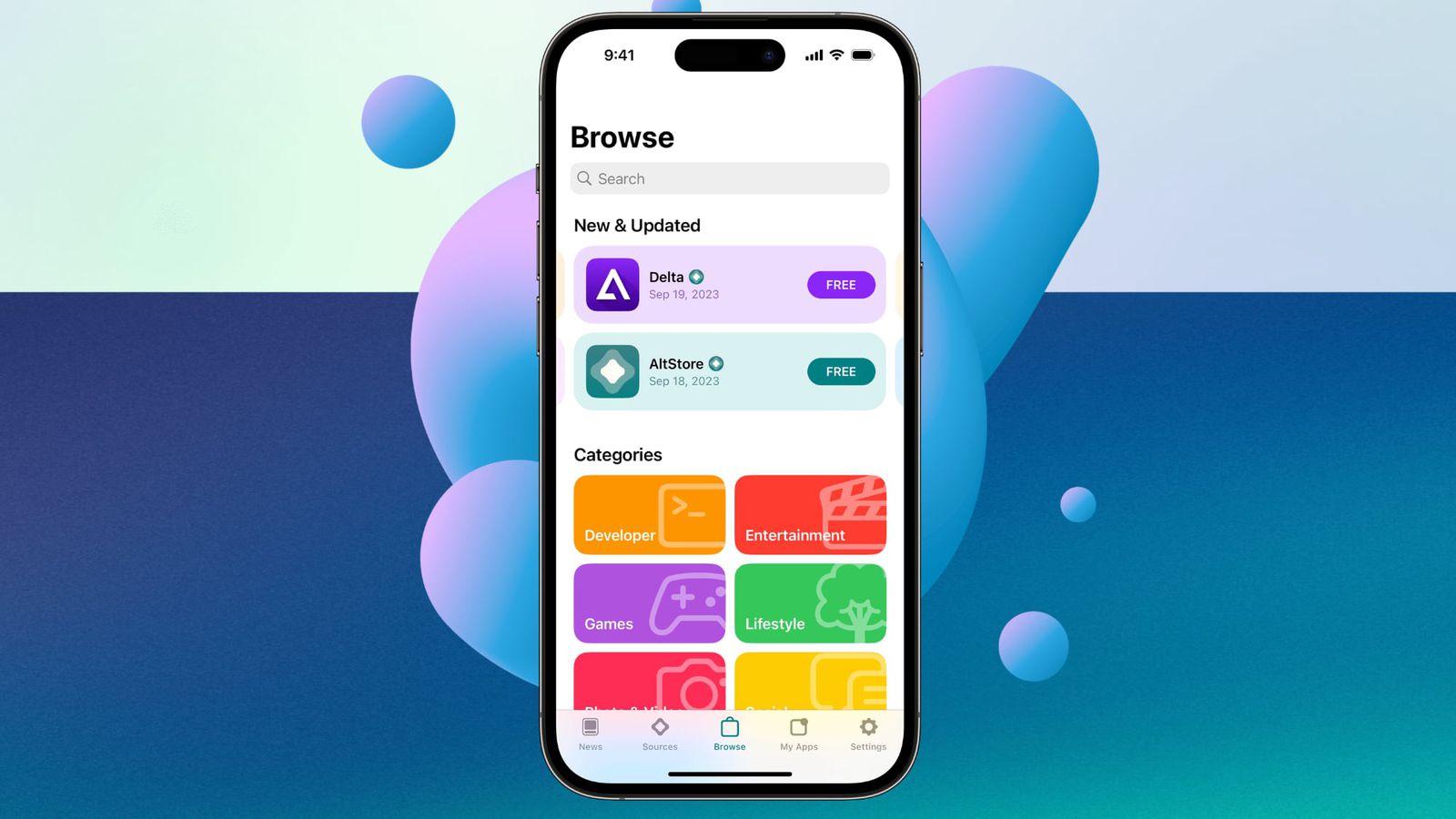 من iPhoneIslam.com، هاتف ذكي يعرض واجهة متجر تطبيقات مع أيقونات تطبيقات ملونة ضمن فئات مثل "جديد ومحدث" و"أخبار الهامش".