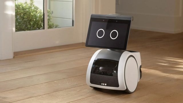 Da iPhoneIslam.com, un robot domestico autonomo con un display digitale del volto che si muove su un pavimento di legno, mostrato in News on the Side del 29 marzo.
