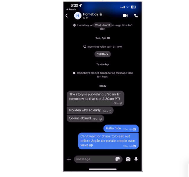 از iPhoneIslam.com، یک اسکرین شات از یک مکالمه متنی در یک برنامه پیام رسانی با پیام های مختلف که در مورد زمان انتشار یک داستان در مورد عینک ویژن پرو بحث می کند.