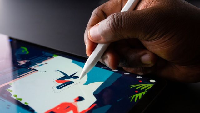 Από το iPhoneIslam.com, ένα άτομο χρησιμοποιεί μια γραφίδα για να σχεδιάσει σε ένα ψηφιακό tablet, 29 Μαρτίου.