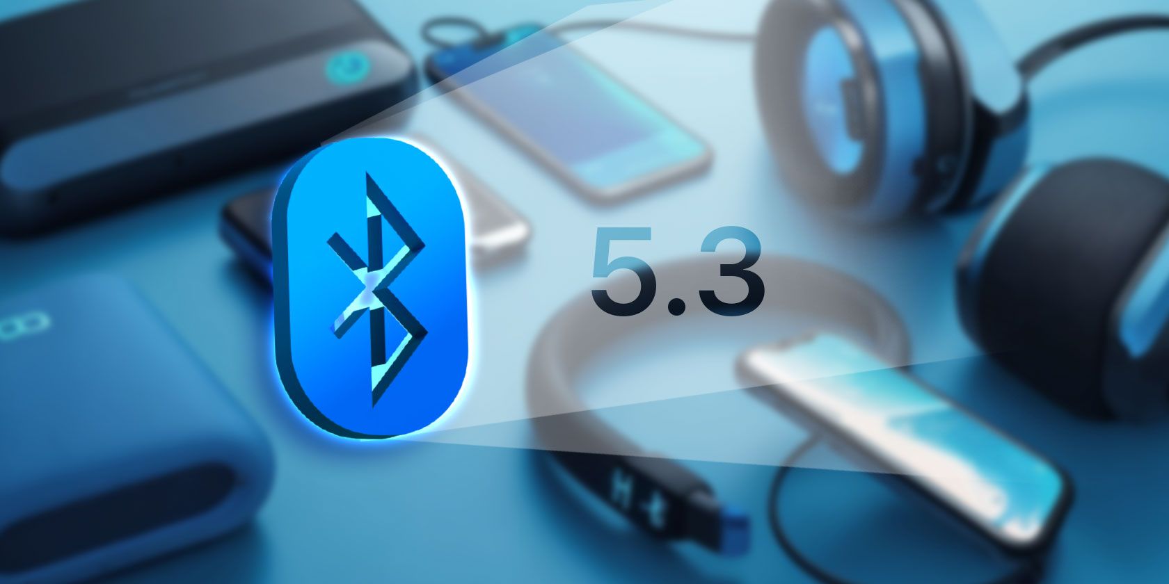 Dari iPhoneIslam.com, logo Bluetooth 5.3 ditampilkan secara mencolok dengan berbagai perangkat seperti smartphone, jam tangan pintar, dan AirPods sebagai latar belakang.