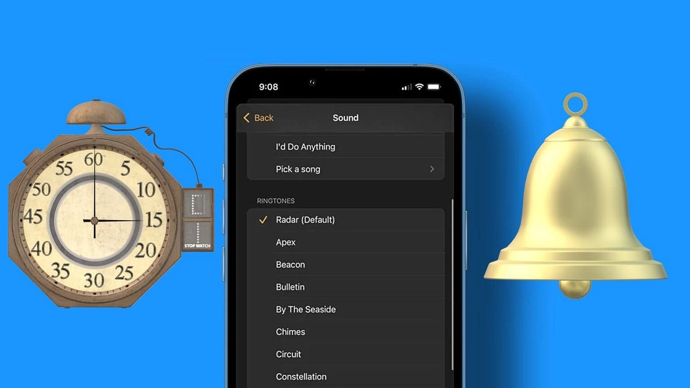 من iPhoneIslam.com، هاتف ذكي يعرض إعدادات نغمة الرنين بين ساعة يد كلاسيكية وجرس نحاسي على خلفية زرقاء، مما يوضح كيفية زيادة مستوى صوت المنبه.