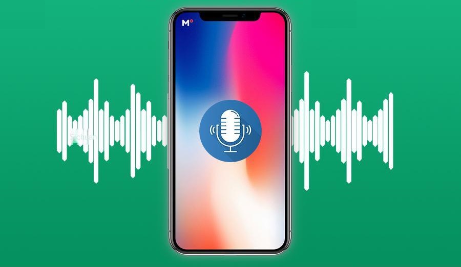 من iPhoneIslam.com، هاتف ذكي مزود بواجهة التعرف على الصوت وتسجيل المكالمات على الآي-فون على الشاشة مقابل خلفية خضراء.