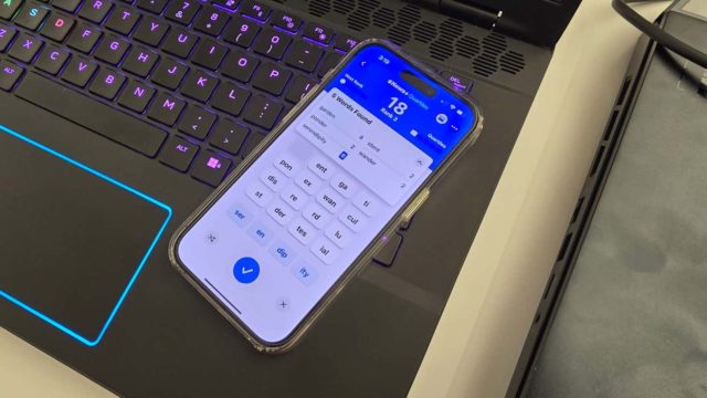من iPhoneIslam.com، هاتف ذكي يعرض تطبيق تقويم على لوحة مفاتيح iPhone بإضاءة خلفية زرقاء.