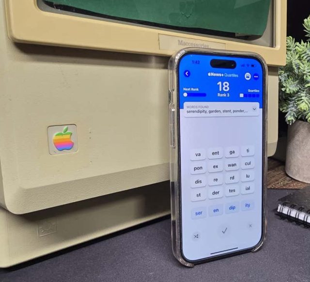 iPhoneIslam.com سے، ایک جدید اسمارٹ فون جو ایک پرانے میکنٹوش کمپیوٹر کے سامنے آئی فون ایپلیکیشن دکھا رہا ہے۔