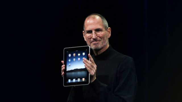 iPhoneIslam.com에서 한 남자가 3월 무대에서 태블릿을 선보이고 있습니다.