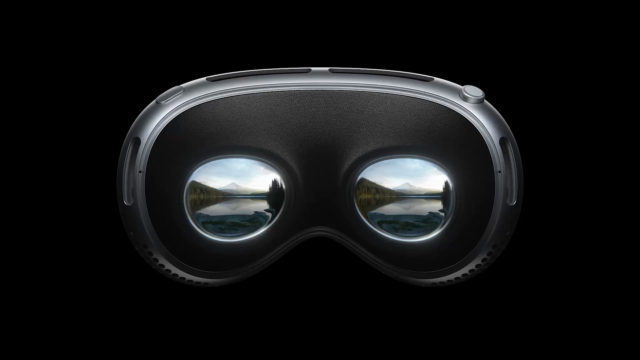 Sur iPhoneIslam.com, lunettes Vision Pro VR avec vue sur la montagne reflétée dans les verres.