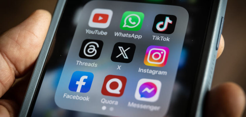 iPhoneIslam.com'dan, YouTube, WhatsApp, TikTok ve Facebook gibi çeşitli sosyal medya uygulama simgelerini gösteren bir akıllı telefon ekranının yakın çekimi,