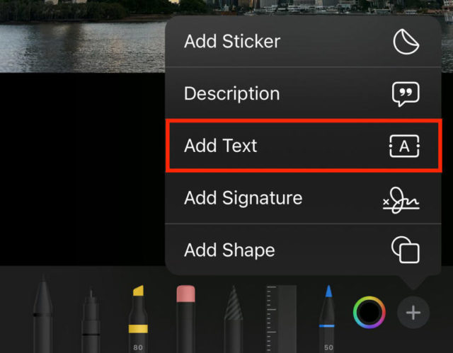 من iPhoneIslam.com، لقطة شاشة لتطبيق تحرير الصور على الآي-فون تظهر فيه القائمة. يتم تمييز "إضافة نص" باللون الأحمر، وتشمل الخيارات الأخرى إضافة ملصق ووصف وإضافة توقيع وإضافة شكل.