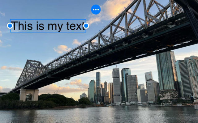 من iPhoneIslam.com، يمتد جسر كبير فوق نهر مع منظر مدينة حديث يضم مباني شاهقة وسماء غائمة جزئيًا في الخلفية، مما يجعله مثاليًا لممارسة طرق بسيطة بسيطة لصورة على جهاز iPhone الخاص بك.