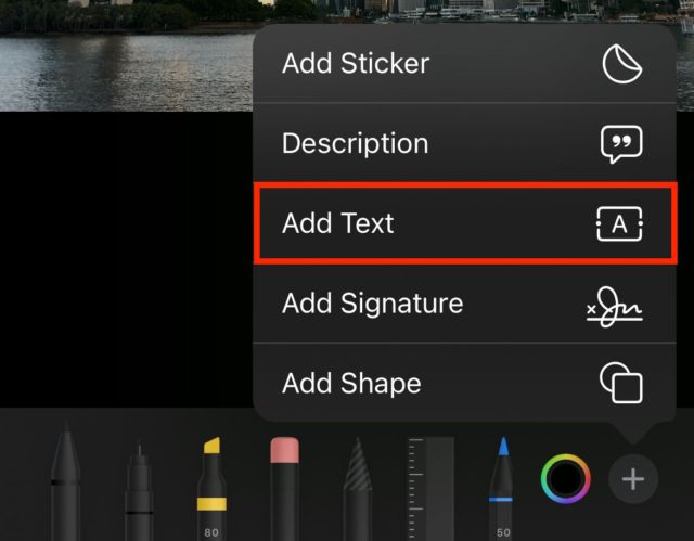 من iPhoneIslam.com، لقطة شاشة لواجهة التحرير على الآي فون تعرض قائمة تحتوي على خيارات: إضافة ملصق، ووصف، وإضافة نص (مظللة باللون الأحمر)، وإضافة توقيع، وإضافة شكل. تظهر أيقونات الأدوات المختلفة أسفل الصورة.