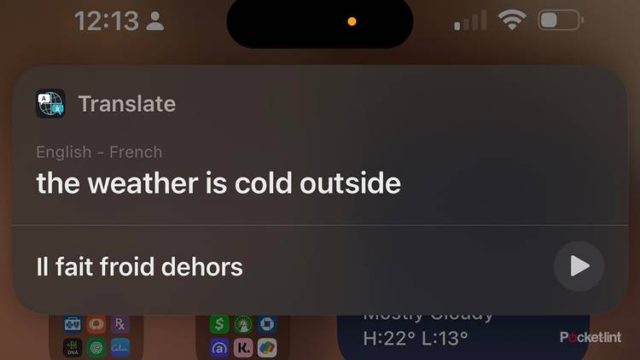 من iPhoneIslam.com، شاشة هاتف ذكي تعرض عبارة Siri وهي تترجم عبارة "الطقس بارد في الخارج" من الإنجليزية إلى الفرنسية بعبارة "il fait froid dehors".