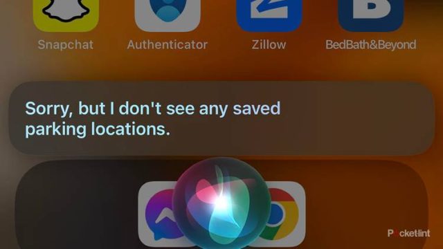 من iPhoneIslam.com، شاشة الهاتف الذكي تعرض إشعارًا من Siri يفيد "عذرًا، لكني لا أرى أي مواقع محفوظة لوقوف السيارات.