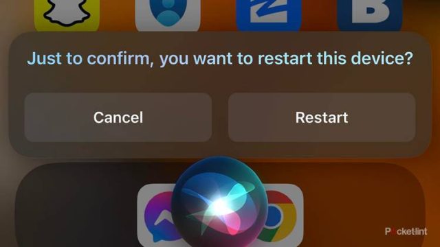 من iPhoneIslam.com، نافذة تأكيد منبثقة على شاشة الجهاز تسألك "فقط للتأكيد، هل تريد إعادة تشغيل هذا الجهاز؟" مع خيارات الإلغاء أو إعادة التشغيل باستخدام سيري.