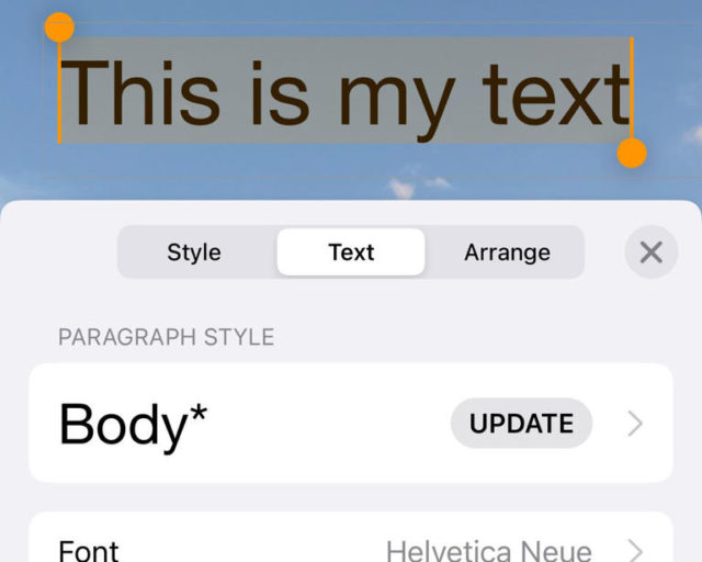 من iPhoneIslam.com، لقطة شاشة لتطبيق تحرير النص على الآي-فون يظهر فيها مربع نص يحتوي على الكلمات "هذا هو النص الخاص بي." تكون خيارات النمط والنص والترتيب مرئية، بالإضافة إلى تعيين نمط الفقرة على "Body*".