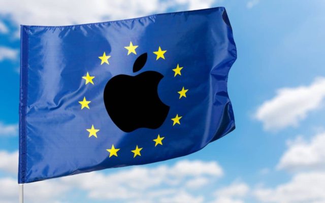 من iPhoneIslam.com، علم أزرق بدائرة النجوم الصفراء للاتحاد الأوروبي، يتخلله شعار Apple أسود في المنتصف، يرفرف على خلفية سماء ملبدة بالغيوم، يرمز إلى تطبيق تطعن في قرار الاتحاد الأوروبي.
