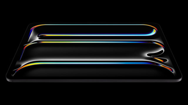 من iPhoneIslam.com، مسارات مجردة لضوء النيون تتدفق عبر سطح أسود لامع في مكان مظلم في مركز مؤتمرات آبل.