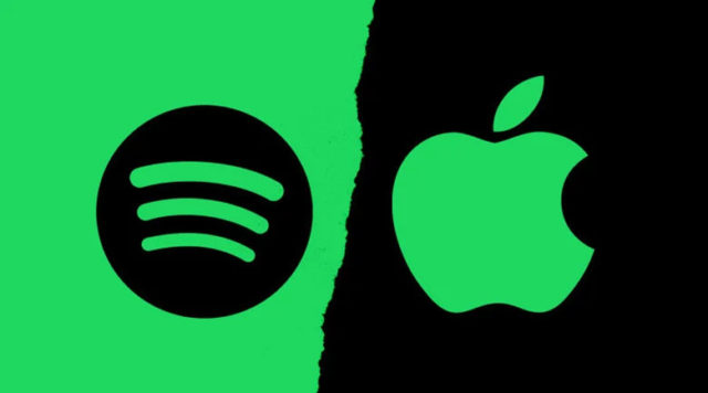 من iPhoneIslam.com، تعرض شاشة مقسمة باللونين الأخضر والأسود شعار Spotify على اليسار وشعار Apple على اليمين، وسط مناقشات متزايدة بشأن فرض الاتحاد الأوروبي رسومًا.