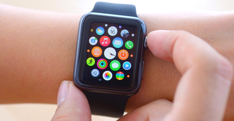 Z witryny iPhoneIslam.com osoba nosząca zegarek Apple Watch wyświetla na ekranie kolorowe ikony aplikacji.