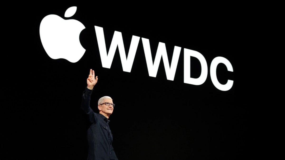 من iPhoneIslam.com، شخص يلوح على خشبة المسرح تحت شعار شركة Apple كبير والأحرف "WWDC24" على خلفية سوداء أثناء مؤتمرها الداخلي.