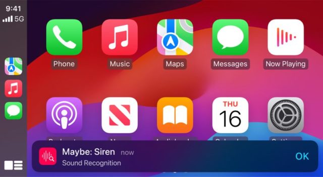 من iPhoneIslam.com، تعرض شاشة الهاتف الذكي أيقونات التطبيقات وإشعارًا في الأسفل يقرأ "ربما: صفارة الإنذار" من "التعرف على الصوت" مع زر "موافق". بالإضافة إلى ذلك، يعرض الجهاز تذكيرًا بالتقويم لـ "الأسبوع 10 - 17 مايو".