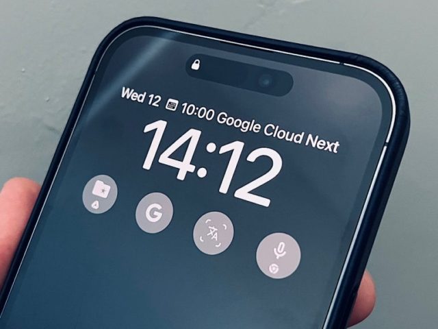 من iPhoneIslam.com، لقطة مقربة لجهاز iPhone يعرض الوقت "14:12" مع إشعار لحدث "Google Cloud Next" المقرر عقده يوم الأربعاء الساعة 10:00، وهو ممسك باليد على خلفية رمادية.
