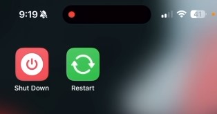 من iPhoneIslam.com، شاشة آي فون تعرض أيقونتي تطبيق، "إغلاق" و"إعادة تشغيل"، على خلفية مُبهمة، م