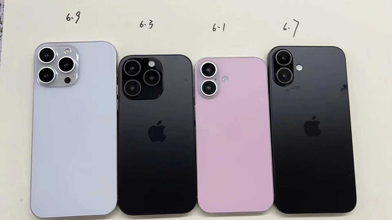 Desde iPhoneIslam.com, cuatro modelos de iPhone dispuestos de izquierda a derecha: iPhone 13 pro max en plateado, iPhone 12 en negro, iPhone 11 en rosa y iPhone XR en negro, visto desde atrás sobre un fondo claro.