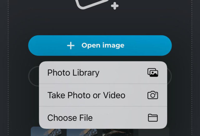من iPhoneIslam.com، شاشة هاتف محمول تعرض خيارات لفتح صورة: "مكتبة الصور"، و"التقاط صورة أو فيديو"، و"اختيار ملف"، مع وجود زر "فتح صورة" أزرق اللون في الأعلى. تعتبر هذه الواجهة البديهية مثالية لمستخدمي الآي فون الذين يبحثون عن سهولة الوصول إلى ملفات الوسائط الخاصة بهم.