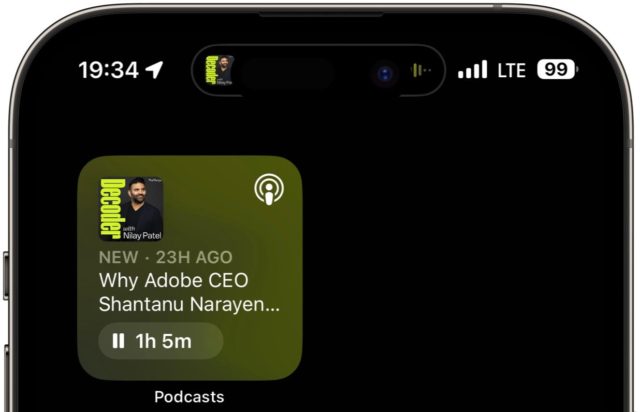 من iPhoneIslam.com، لقطة شاشة لتطبيق بودكاست على شاشة هاتف ذكي، يعمل بنظام تحديث iOS 17.5، وتظهر حلقة بعنوان "لماذا الرئيس التنفيذي لشركة Adobe Shantanu Narayen" من برنامج Decoder مع Nilay Patel. مدة الحلقة ساعة و 5 دقائق.