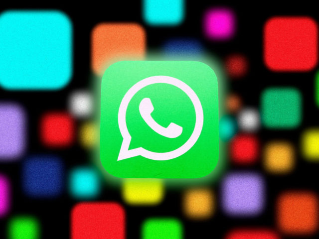 من iPhoneIslam.com، يتمركز شعار WhatsApp على خلفية ذات أشكال مربعة ملونة غير واضحة، تعرض بعضًا من آخر تحديثات Whatsapp.